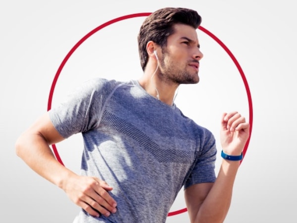 Mann joggt und hört Musik - Fußpilz behandeln mit Canesten® EXTRA