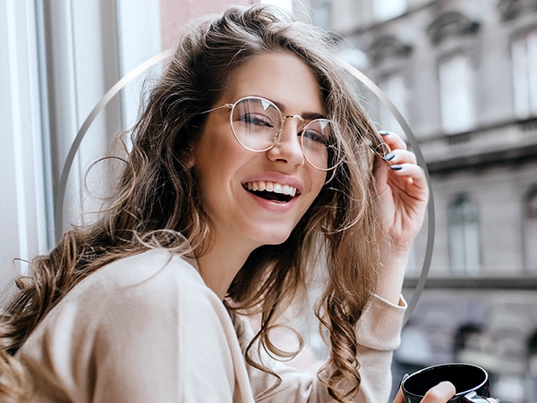 Lachende Frau mit Brille - Pilzinfektionen behandeln mit Canesten®