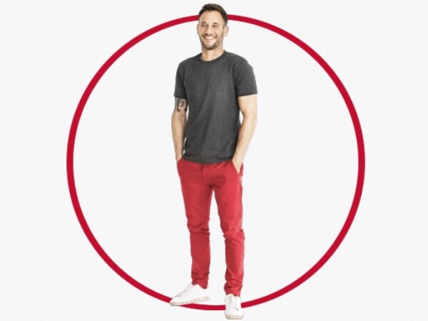 Mann in roter Jeans lacht - Hautpilz behandeln mit Canesten® EXTRA