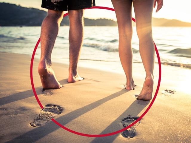 Mann und Frau am Strand - Nagelpilz behandeln mit Canesten® EXTRA