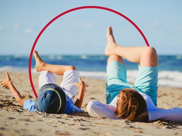 Familie liegt am Strand - Pilzinfektionen behandeln mit Canesten®