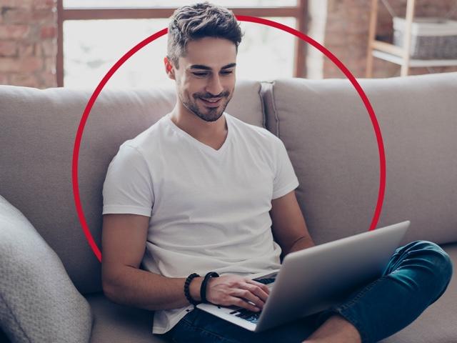 Bärtiger Mann arbeitet - Pilzinfektionen behandeln mit Canesten®