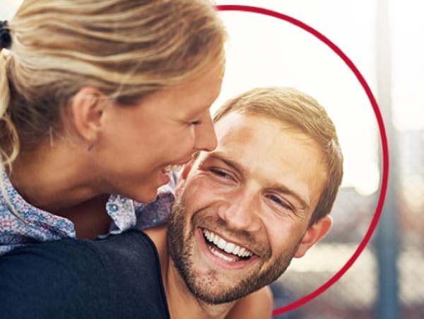 Mann und Frau am Strand - Pilzinfektionen behandeln mit Canesten®