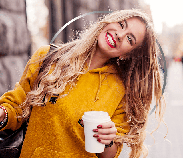 Blonde Frau mit rotem Lippenstift - Pilzinfektionen behandeln mit Canesten®