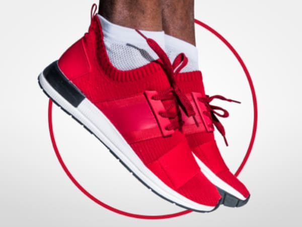 Rote Sportschuhe im Sprung – aktive Bewegung mit gesunden Fuessen.